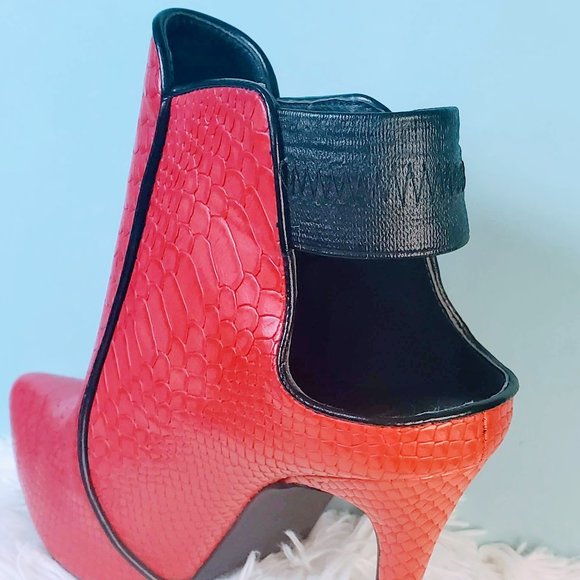 Paladora Booties by Privileged - Picture 4 of 13